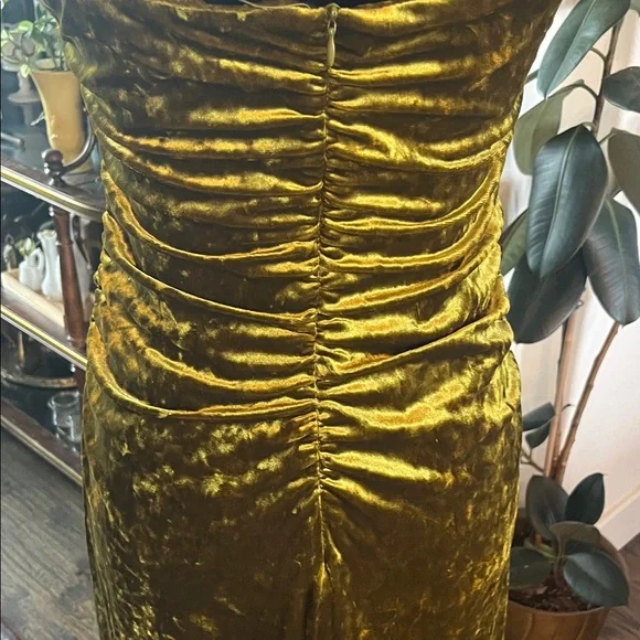 Zara green velvet midi dress with a V-neckline - Picture 7 of 9